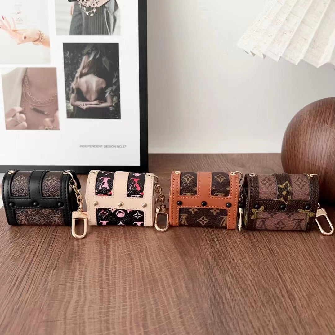 Louis Vuitton Signature Snap