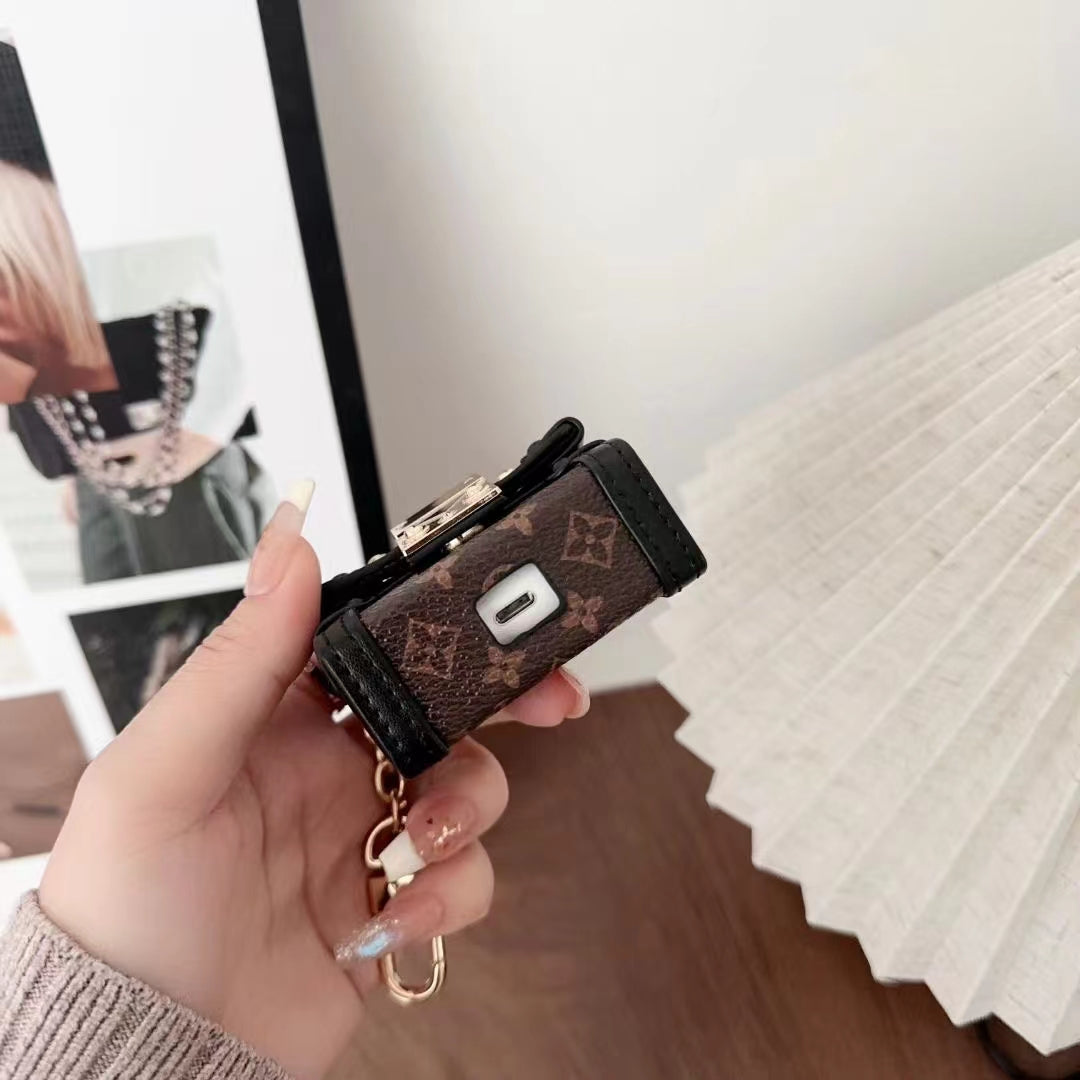 Louis Vuitton Signature Snap