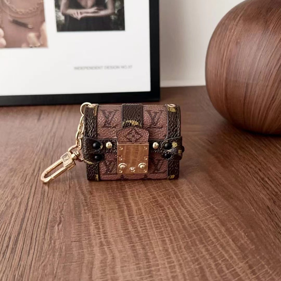 Louis Vuitton Signature Snap