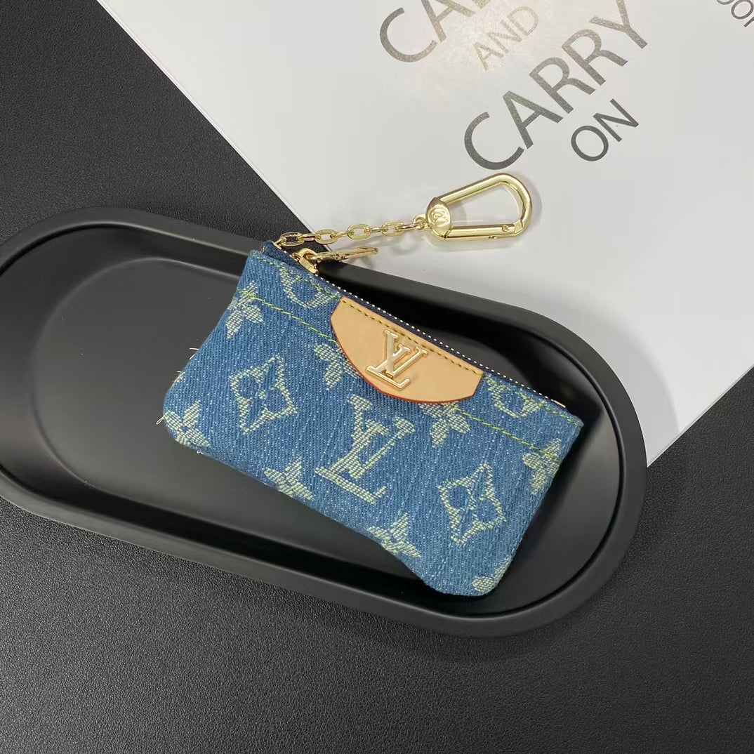 Louis Vuitton Essentials Card Case