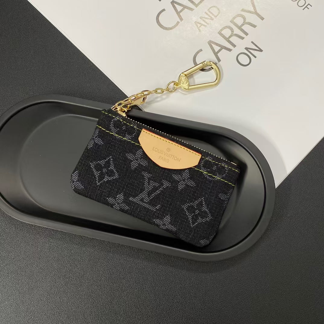 Louis Vuitton Essentials Card Case