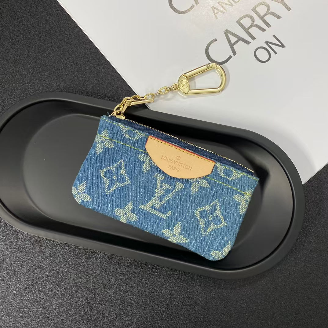 Louis Vuitton Essentials Card Case